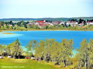 Панорама на деревню и большое озеро (© Жан Эспират)