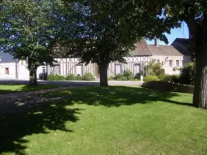 Plaza Monumento a los Caídos y la casa de entramado de madera