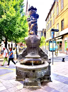 Fontaine Saint-Genes Place Royale (© J.E)