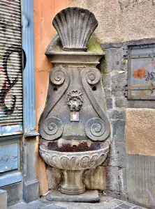 Petite fontaine, dans une ruelle (© J.E)
