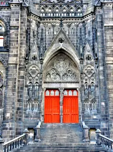 Portale della facciata occidentale della cattedrale (© J.E)
