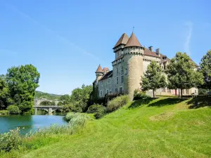 Castle of Cléron, on the edge of the Loue (© J.E)