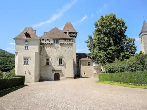 South facade of the castle of Cléron (© J.E)