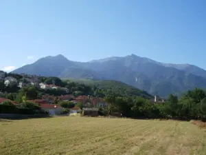 Gesamtansicht von Codalet mit dem Canigou-Gipfel