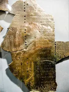 Fragment van de Gallische kalender, tentoongesteld in de hal van het stadhuis (© J.E)