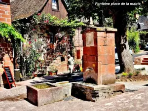 Fountain on the town hall square (© Jean Espirat)