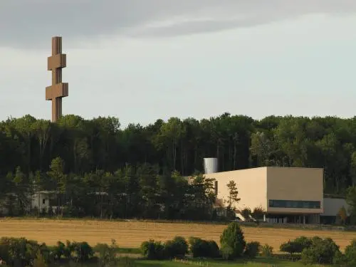 Charles de Gaulle Memorial ai piedi del Croix de Lorena