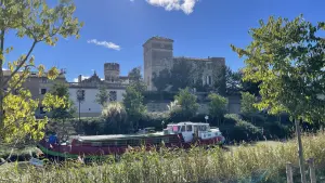 Le château de Colombiers vu depuis l'autre rive du canal du Midi