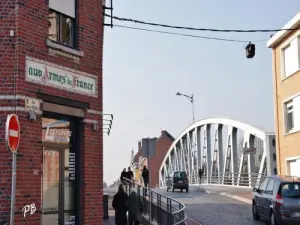 Brug die de grens tussen Frankrijk en België markeert