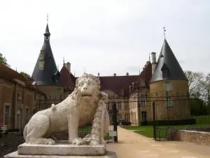 Löwe vor dem Schloss von Commarin