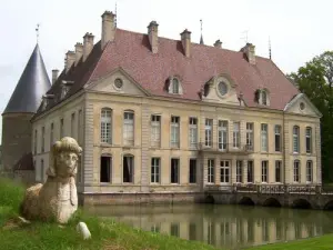 Sphinx aus Stein vor dem Schloss von Commarin