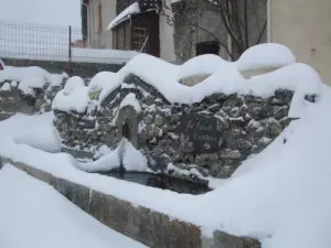 Fontein in de sneeuw