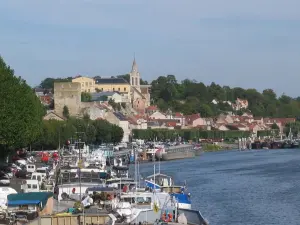 Mit Blick auf die Altstadt und den Hafen Conflans