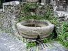 Conques-en-Rouergue - シャトー通りの底にある小さな噴水(©J.E)