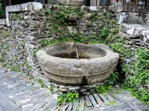Pequeña fuente, al pie de la rue du château (© JE)