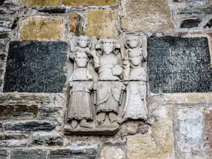 Sculptures against an exterior wall of the abbey (© JE)
