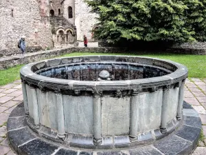 Antiguo fuente en el jardín del claustro de la abadía (© JE)