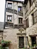 Conques-en-Rouergue - ねじれた手すりが付いた外部階段(©J.E)
