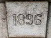 门楣钥匙，日期为1896年（©J.E）
