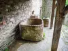 Conques-en-Rouergue - Medidas de grãos e tina de lavagem - Rue Jérôme Florens, antigo portão de ferro (© JE)