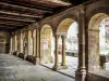 Conques-en-Rouergue - 修道院の回廊のギャラリーのインテリアビュー(©J.E)