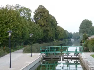 Die Sperre und die Corbie towpath, einen Teil des Fahrradroute verbindet Peronne in Saint-Valery-sur-Somme