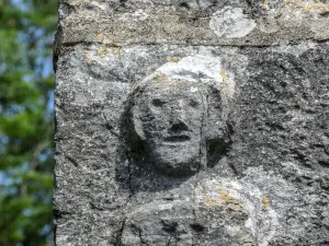 Pedra esculpida, na igreja de Mont-sur-Lison (© J.E)