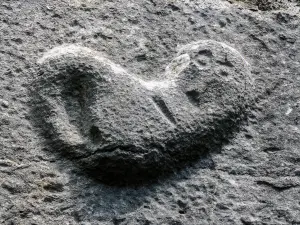 Pedra esculpida, na igreja de Mont-sur-Lison (© J.E)