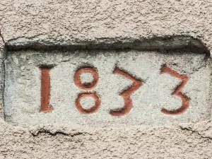 Pierre encastrée dans un mur et datée de 1833 (© J.E)