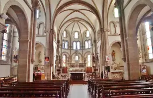 L'interno della chiesa di San Pietro e Paolo