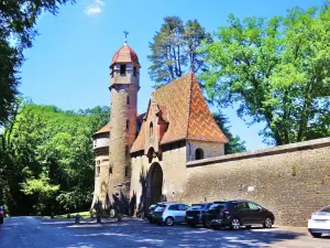 Tourelle et portail Sud du château de Bournel (© J.E)