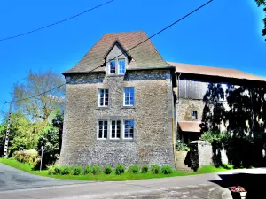 Habitation imposante, dans le village (© J.E)