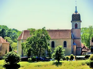 Eglise Saint-Pierre, vue du village (© J.E)