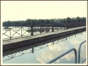アリエ川にかかる運河橋