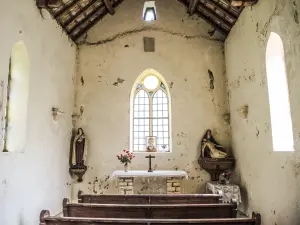 Inside the chapel Saint-Erminfroy (© J.E)