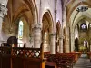 Intérieur de l'église Saint-Saturnin : le bas-côté est