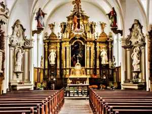 Main altar and altarpiece of the church (© JE)