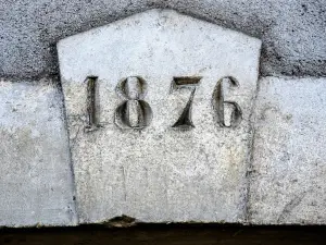 Clé de linteau datée de 1876 (© J.E)