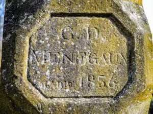 Inscription sur la colonne de la petite fontaine (©  J.E)