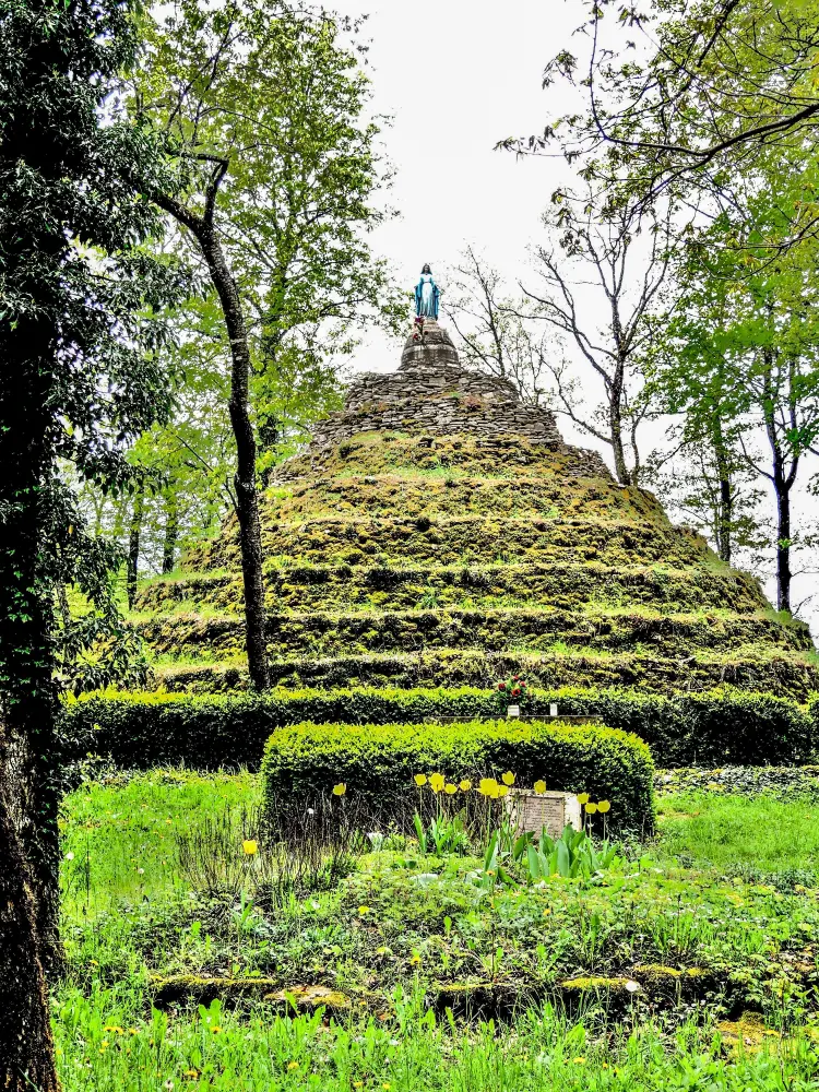 Photos Tumulus of the Madone de Dampvalley Monument in Dampvalley