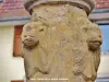 Delle - Détail de la colonne de la petite fontaine (© J.E)