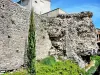 ガロ・ローマの城壁と第二東南アジアタワー（©J.E）