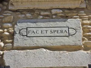 Und hoffentlich, lateinische Motto auf einem alten Haus (© J. E)