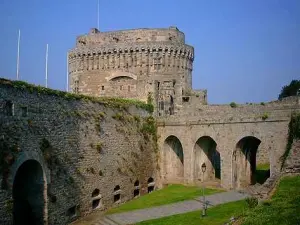 Castle Dinan und Wall