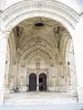 Porch of the collegiate church (© JE)