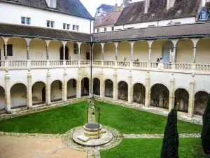 Dole - Монастырь, галерея и колодец бывшей Hôtel-Dieu (© J.E)