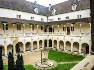 Галерея и монастырь бывшего Hôtel-Dieu (© J.E)