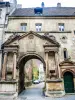 Dole - ​​Portal of the former convent of the Cordeliers (© J.E)