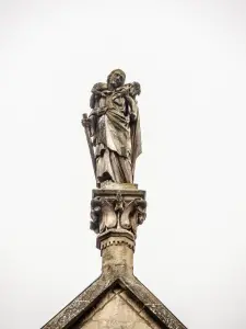 Dole - Statue, au-dessus de l'ancienne chapelle du Bon Pasteur (© J.E)