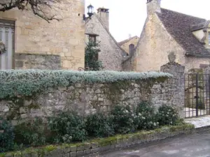 Muro di ispirazione inglese sulla piazza